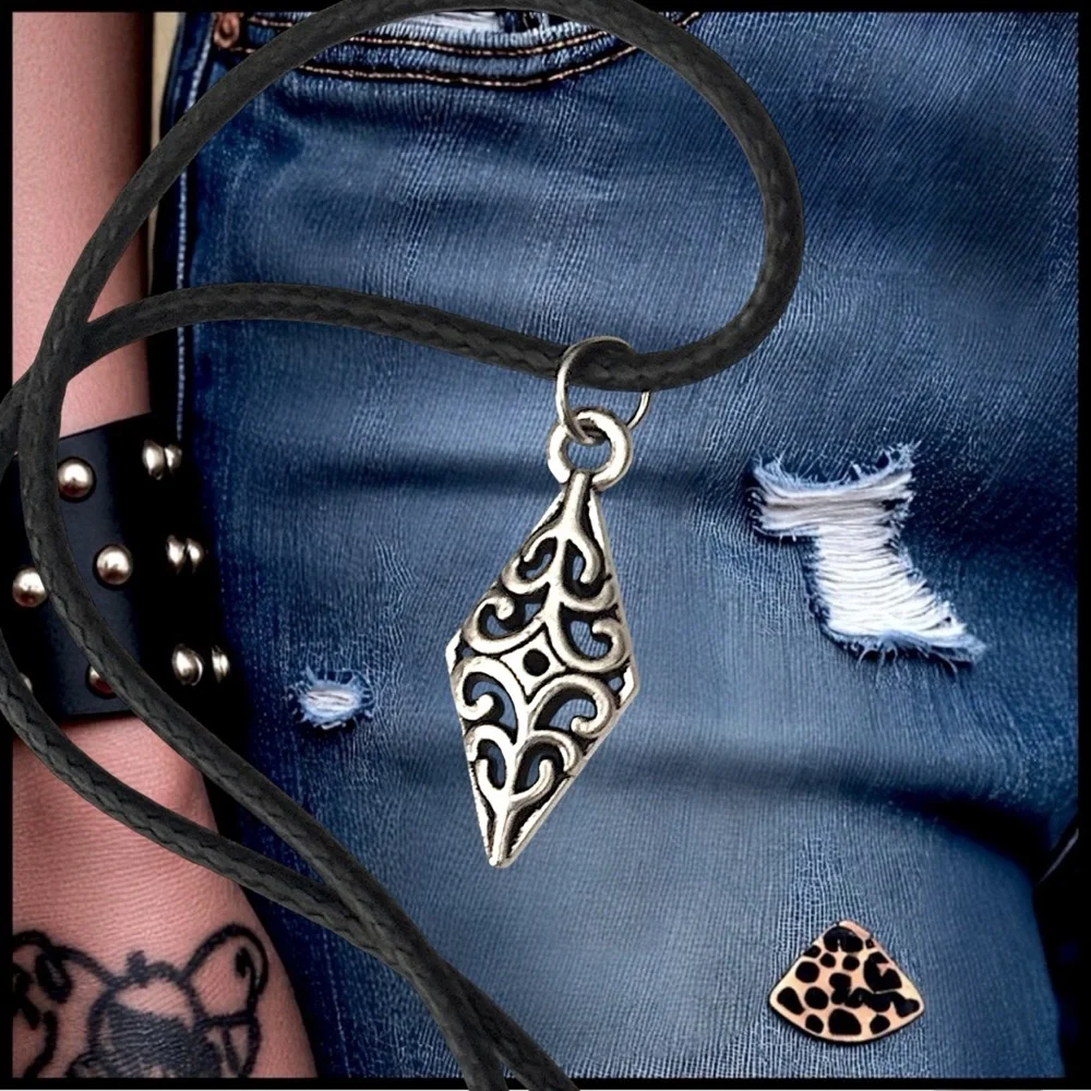 5 For $25💫Alternative Silver Filigree Diamond Shaped Pendant